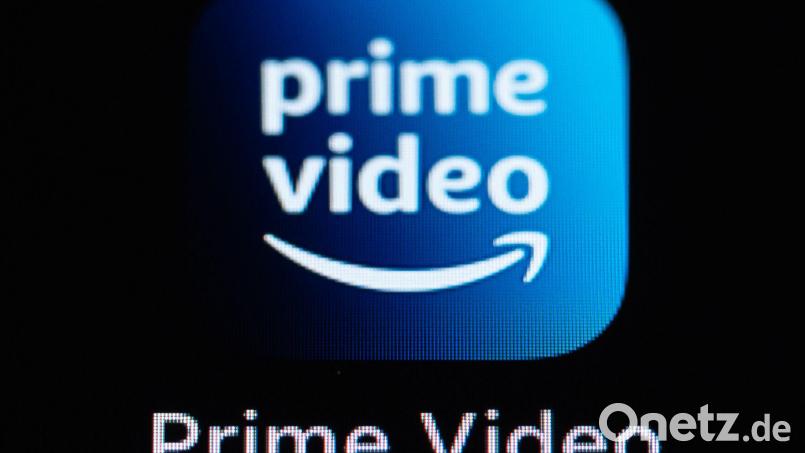 Die Amazon Prime Video-Anwendung auf dem Display eines iPhone SE zu sehen. Die Verbraucherzentrale NRW hat eine Sammelklage gegen das Unternehmen angekündigt. (Illustration) Bild: Silas Stein/dpa