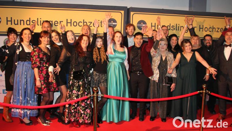 Bei der Oberpfalz-Premiere am Mittwochabend im Cineplanet Tirschenreuth hatten die Darstellerinnen und Darsteller allen Grund zum Jubeln. Die &quot;Hundslinger Hochzeit&quot; von Christina Baumer (Mitte) legte einen erfolgreichen Start hin. Bild: kro