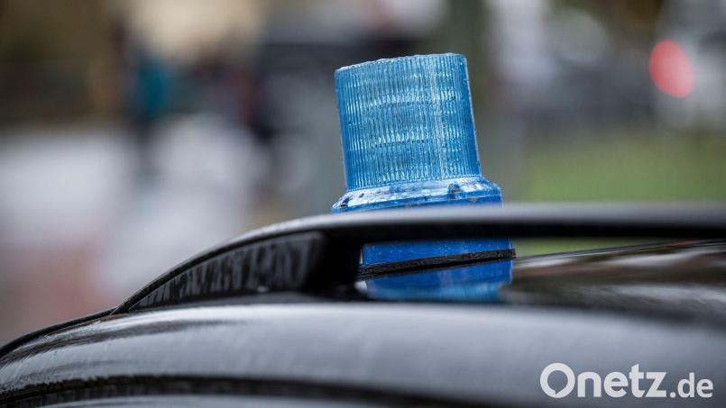 Polizeibeamte haben zwei Brüder zu ihren Erziehungsberechtigten gebracht, nachdem sie auf Gleisen unterwegs waren. Symbolbild: Daniel Vogl/dpa