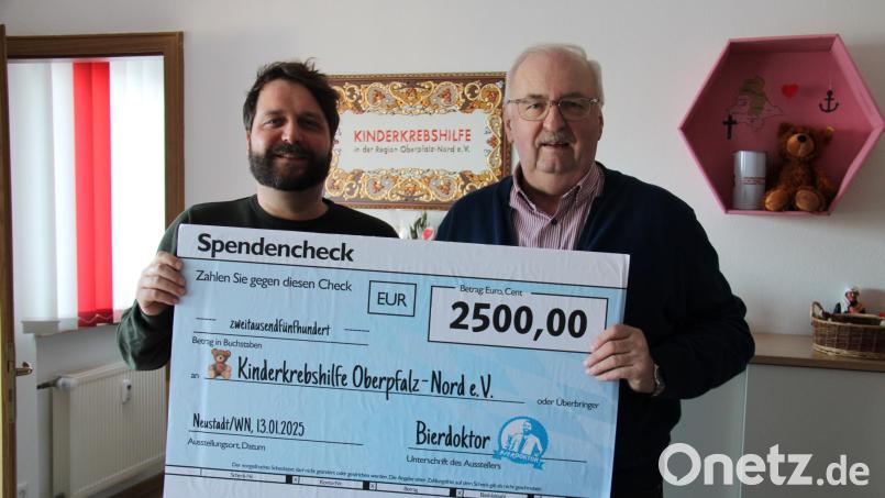 &quot;Bierdoktor&quot; Dr. Johannes Sauer (links) überreicht eine Spende über 2.500 Euro an den Vorsitzenden der Kinderkrebshilfe in der Region Oberpfalz-Nord, Herbert Putzer (rechts). Den Betrag spendeten er und seine Follower in den sozialen Medien. Bild: prh