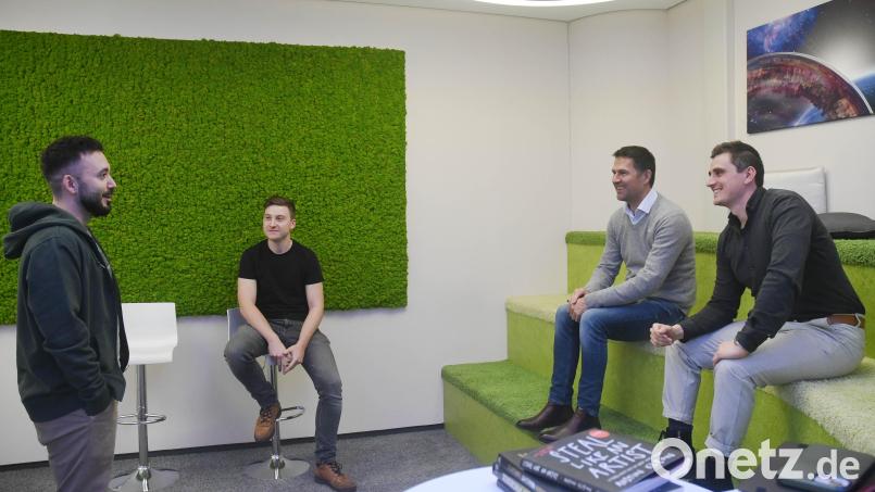 Richtige IT-Atmosphäre. Die beiden TIKI-Führungskräfte Florian Hagn (von rechts) und Michael Bock beim Austausch in der Kommunikationsecke. Bild: Gabi Schönberger