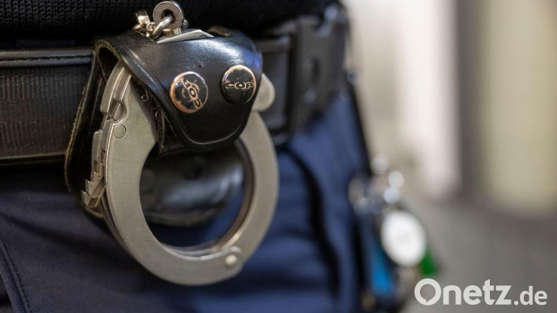 Die Polizei fahndete sofort nach dem Mann und nahm ihn noch am selben Tag in Bad Kissingen fest. (Symbolbild) Bild: Peter Kneffel/dpa