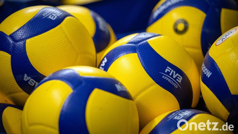 Am Wochenende werden die U14-Bezirksmeisterschaften im Volleyball ausgetragen. Symbolbild: Soeren Stache/dpa