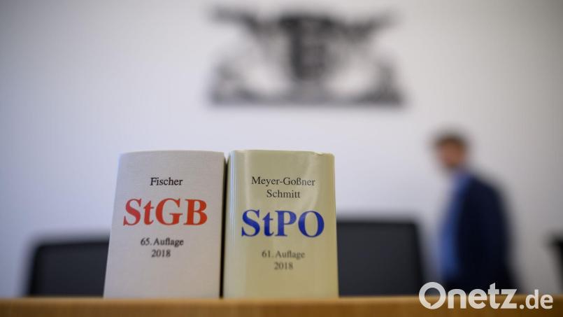 Ein Mann aus dem Landkreis Schwandorf muss sich unter anderem wegen des Missbrauchs an Kindern vor dem Landgericht Amberg verantworten. Symbolbild: Sebastian Gollnow/dpa