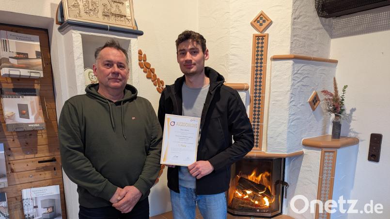 Als bester in ganz Deutschland hat Kilian Merter seine Ausbildung zum Ofenbauer absolviert. Nun arbeitet er im Betrieb von Vater Gerald Merter mit. Bild: wrl