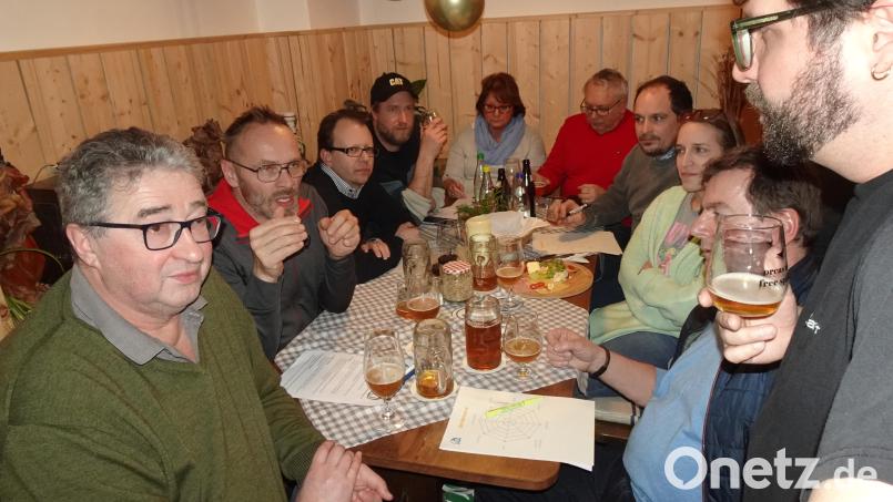 Im Gespräch mit den Gästen, darunter dem Vorsitzenden des Parksteiner Zeiglhausvereins Andreas Bösl (links), erkundet Bierdoktor Johannes Sauer (rechts) die Geschmackseindrücke verschiedener Biersorten. Bild: ui