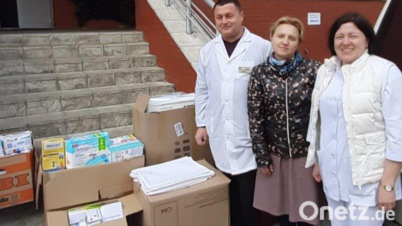 Halina Dirnberger (Mitte) von der &quot;Ukrainehilfe Weiden&quot; bei der Übergabe von Spenden an ein Krankenhaus in der ukrainischen Stadt Sarny. Bild: Hubert Dirnberger Junior