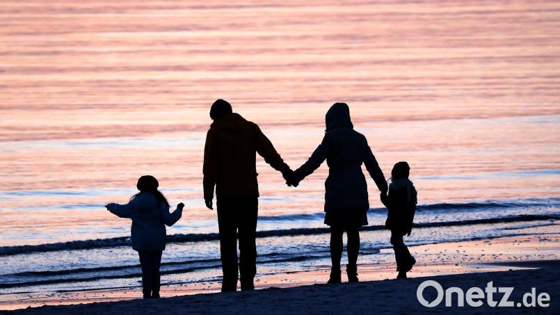 Der Studie zufolge bevorzugen Eltern tendenziell Mädchen eher als Jungen - und das gilt überraschenderweise nicht nur für Mütter, sondern auch für Väter. Bild: Bernd Wüstneck/dpa-Zentralbild/dpa