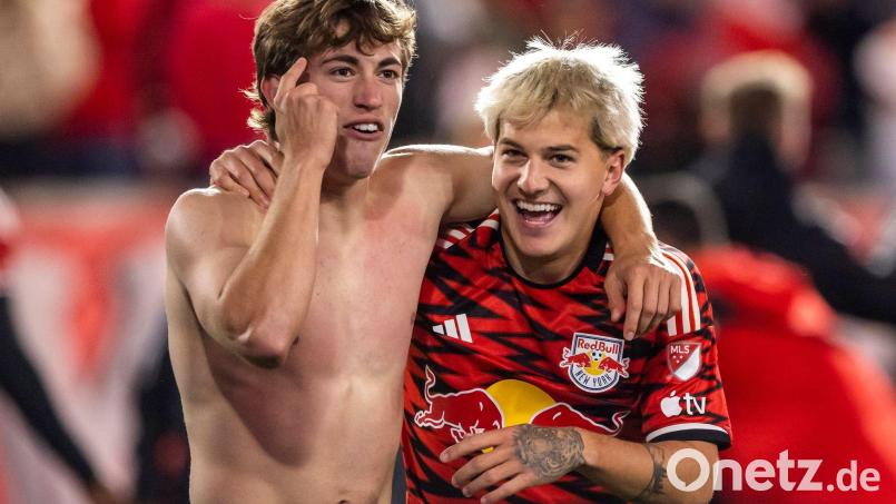 Um Kiels Neuzugang John Tolkin (r) gibt es Aufregung. Bild: Eduardo Munoz Alvarez/FR171643 AP/dpa