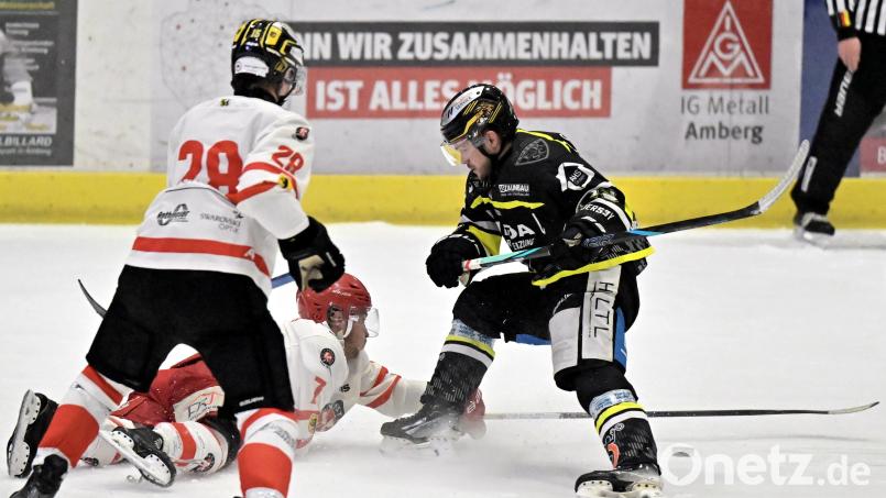 Kapitän Kevin Schmitt (rechts) und der ERSC Amberg müssen in der Eishockey-Bayernliga am Sonntag gegen den ESC Kempten ran. Archivbild: Hubert Ziegler