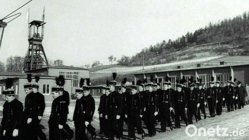 Am St.-Anna-Schacht formiert sich der Zug der Bergknappen, wahrscheinlich auf dem Weg zur Barbarafeier. Bild: Archiv Kraus