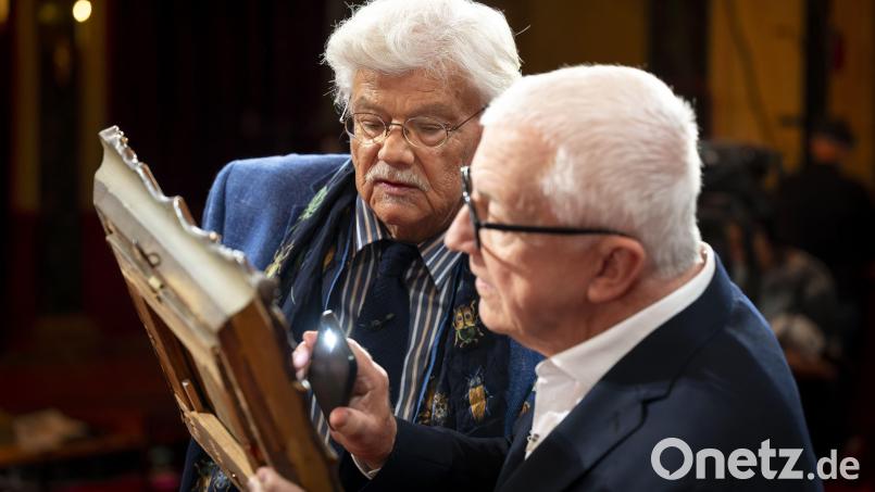Sie sind Experten für Gemälde und oft bei „Kunst + Krempel“ vor der Kamera: Prof. Dr. Hans Ottomeyer (Kunsthistoriker, München, links) und Dr. Herbert Giese (Kunsthistoriker, Wien). Was gibt es für Indizien? Bild: BR/Ralf Wilschewski