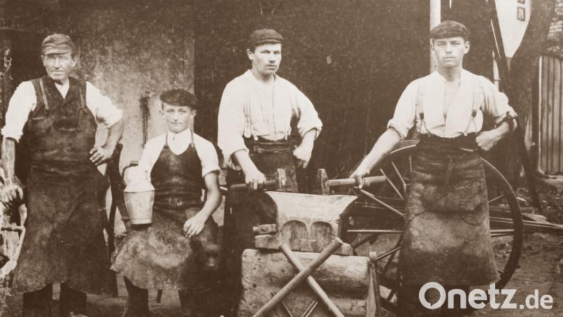 In der Schmiede in Schönhaid arbeiteten einmal (im Bild von links) Johann Lindner senior, Johann Lindner junior und zwei Gesellen. Angeblich stammten die Fachleute am Amboss (Erster und Zweiter von rechts) aus Böhmen. Bild: Archiv Werner Robl (überlassen von Birgit Lindner,  Schönhaid)