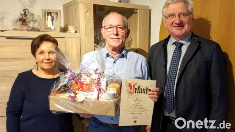 Anton Hauer (Mitte) feierte vor Kurzem seinen 70. Geburtstag. Dazu gratulierte neben Ehefrau Rosi auch Bürgermeister Johannes Reger. Bild: njn