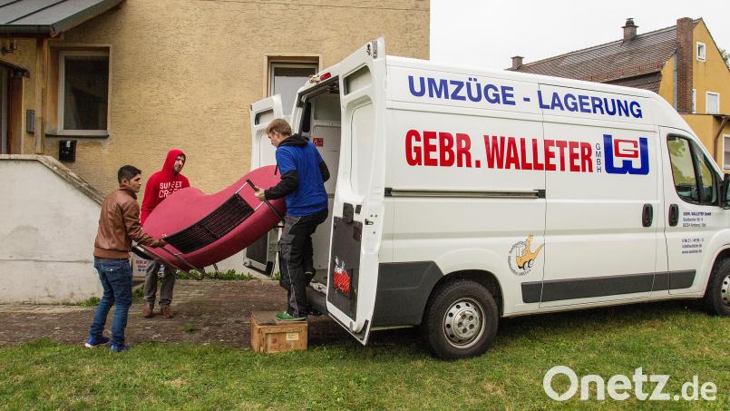 Nicht nur bei der Vermittlung von Wohnungen für Flüchtlinge in Amberg und Umgebung hat „Amberg hilft Menschen“ viel geleistet, auch bei den Umzügen packten die BI-Mitglieder neben den Betroffenen oft kräftig mit an. Bild: Michael C. Geiss