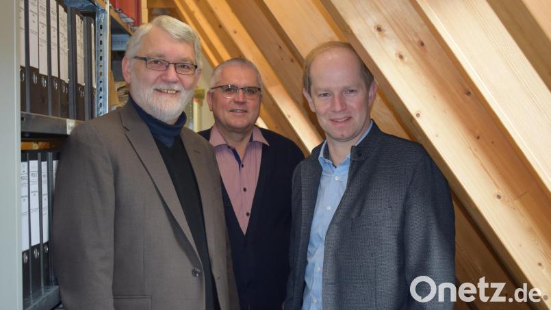Seit Jahresbeginn ist Thomas Weber (links) als Archivar zuständig für das &quot;geschichtliche Gedächtnis&quot; der Verwaltungsgemeinschaft Pfreimd und des Marktes Wernberg-Köblitz. Die beiden Bürgermeister Richard Tischler (Mitte) und Konrad Kiener (rechts) führen ihren neuen Mitarbeiter in seinen Wirkungsbereich ein. Bild: bnr