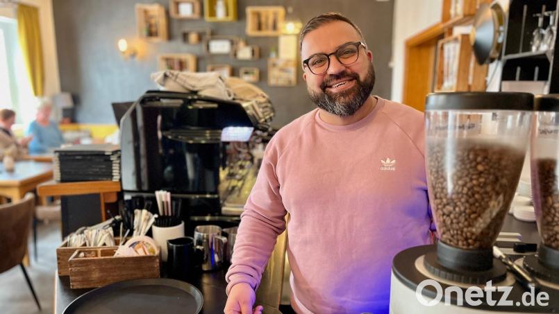 Wenn er nicht an seiner geliebten Kaffeemaschine steht, dann ist Ali Kan unterwegs. 2025 stehen einige Veränderungen an, unter anderem zieht das Café &quot;Gschmiert&quot; von Neustadt nach Altenstadt um. Bild: Gabi Schönberger