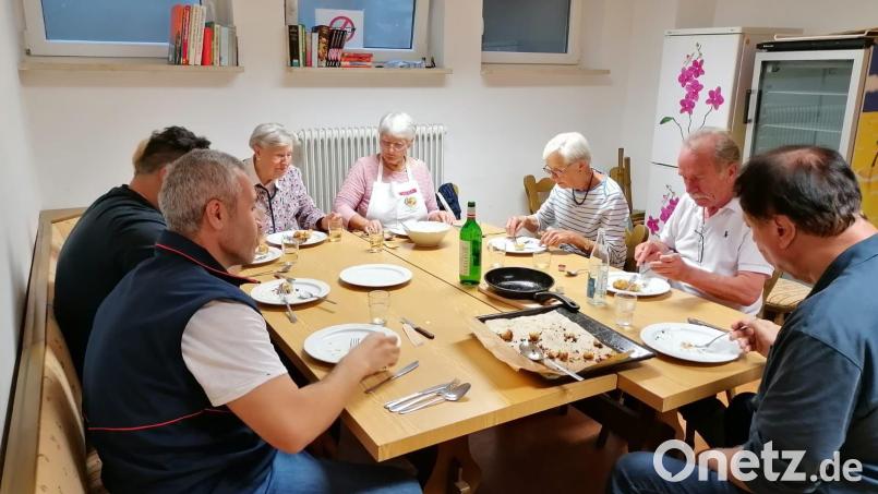 Bei dem speziellen Kochprojekt der Amberger Malteser geht es vor allem darum, ältere Menschen ins Gespräch zu bringen. Bild: Harald Weber