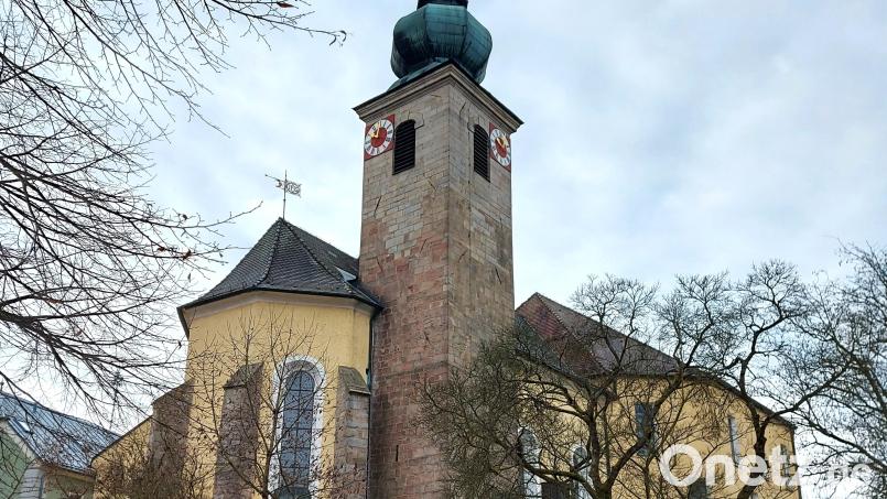 Die Stützpfeiler an der Ostseite des Chores erinnern an den einstigen gotischen Kirchenbau. Die unterschiedliche Färbung des Sandsteinmauerwerks beim Turm verweist auf dessen Renovierung nach dem Brand vor 250 Jahren. Bild: lg