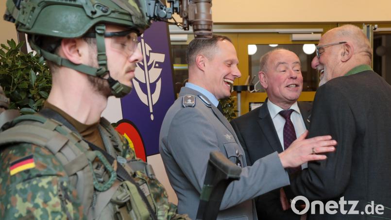 Flankiert von einem Soldaten in neuer Ausrüstung begrüßen die Gastgeber des Neujahrsempfangs der Gemeinde Kümmersbruck und des Logistikbataillons 472, Oberstleutnant Martin Hillebrand (Zweiter von links) und Bürgermeister Roland Strehl (rechts daneben) die Gäste in der Schweppermannkaserne - hier Alois Schwanzl, Ehrenbürger der Gemeinde Kümmersbruck. Bild: Wolfgang Steinbacher