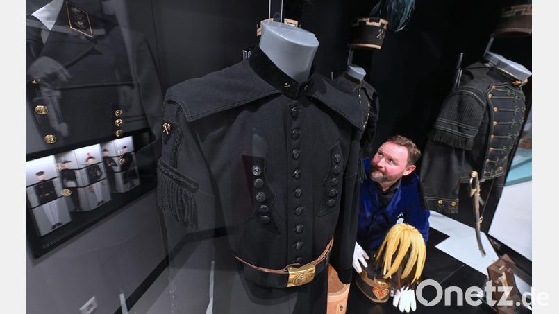 Kurator Heino Neuber richtet in der &quot;KohleWelt - Museum Steinkohlenbergbau Sachsen&quot; in Oelsnitz bergmännische Paradeuniformen des 19. und 20. Jahrhunderts her. Die neue Dauerausstellung bietet eine Entdeckungsreise durch die Geschichte des sächsischen Steinkohlenbergbaus, der ganz wesentlich für die Entwicklung Sachsens war. Mit einem Festwochenende wird das Museum am 18. Und 19. Januar eröffnet. Bild: Hendrik Schmidt/dpa