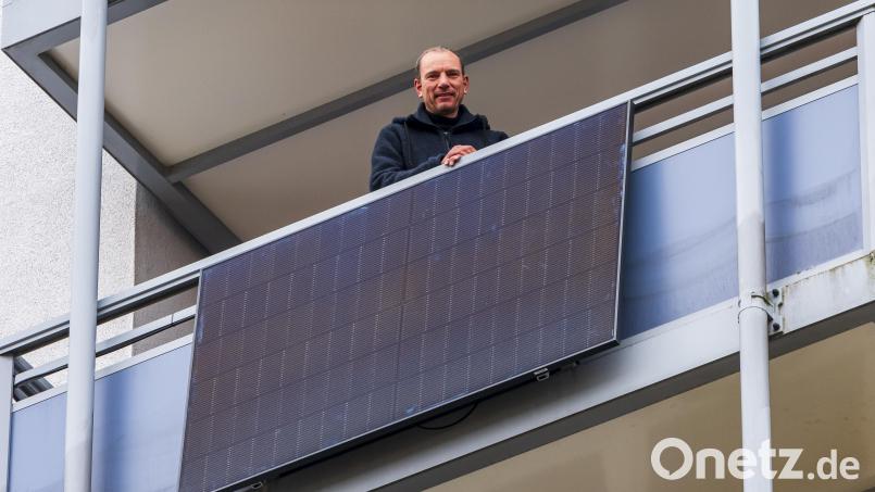 Jan Weiss hinter seinem Balkon-Kraftwerk. Er freut sich jetzt umso mehr über jeden sonnigen Tag. Bild: Markus Toppmann