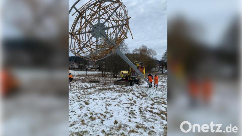 Der neue Storchenhorst in Schönsee wird von Bauhofmitarbeitern aufgestellt: Jetzt müssen nur noch die "Mieter" kommen. Bild: Nicole Rochelt/exb