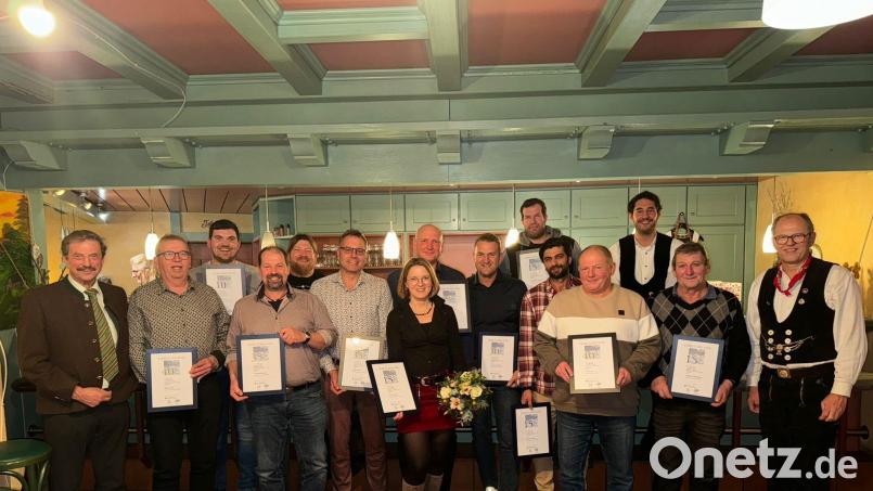 Ehrungen bei der Firma Kohl mit (von links) Senior Dieter Kohl, Gerd Kölbel (40), Sebastian Kohl (10), Alexander Luber (35), Jörg Pickelmann (20), Karl Härtl (35), Edith Edl-Hirn (15), Bernhard Rötzer (25), Michael Wittmann (30), Siegfried Tuchbreiter (15), Dennis Fotiadis (15), Hans Hiltl (40), Geschäftsführer Michael Kohl, Gerhard Rubenbauer (15) und Geschäftsführer Herbert Kohl. Bild: Firma Kohl