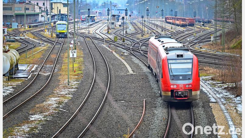 Der Marktredwitzer Bahnhof ist ein Knotenpunkt der Franken-Sachsen-Magistrale. Wichtig ist eine Elektrifizierung der Bahnstrecke Nürnberg-Marktredwitz-Hof. Dazu läuft auch eine Plakataktion. Bild: Florian Miedl/fph