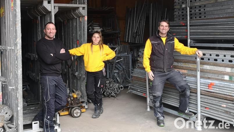 Beengt geht es zu in der bestehenden Lagerhalle der Dachdeckerei Haberkorn in Pleußen. Mehr Platz für Gerüstteile und anderes Equipment soll ein Anbau schaffen. Im Bild (von rechts) Dachdeckermeister Roland Haberkorn, dessen Tochter und Dachdeckergesellin Lina Haberkorn sowie Spenglermeister Stefan Haberkorn. Bild: lnz