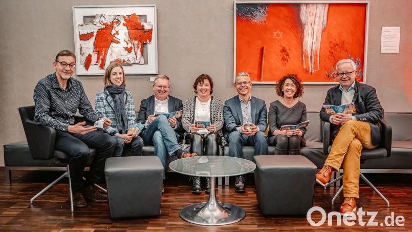 Das Programm 2025 der Stadtgalerie Alte Feuerwache wurde von (von links) Kulturamtsleiter Reiner Volkert, Museumsleiterin Julia Riß, Oberbürgermeister Michael Cerny, Sabine Seberak (Filialleiterin der Sparda-Bank-Filiale Amberg), Michael Gruber (Vorstandsvorsitzender der Sparda-Bank Ostbayern), Kuratorin Michaela Grammer und Kulturreferent Fabian Kern vorgestellt. Bild: Michael Golinski, Stadt Amberg