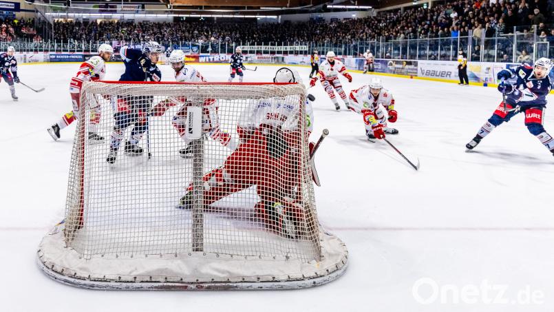 Szenen aus dem DEL-2-Spiel zwischen den Blue Devils Weiden (blaue Trikots) und den Eispiraten Crimmitschau am Freitag, 17. Januar. Die Blue Devils gewannen mit 5:2. Bild: Tobias Neubert