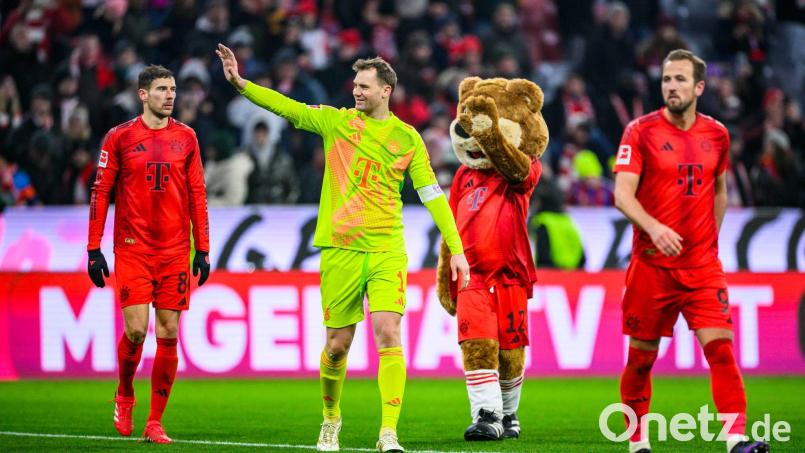 Manuel Neuer (2.v.l.) erwartet in nächster Zeit Transfernews. Bild: Tom Weller/dpa