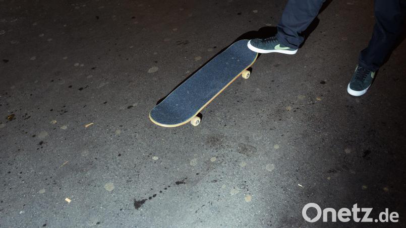 Ein Mann steht mit seinem Fuß auf einem Skateboard. Foto: Gregor Fischer/dpa/Archivbild Symbolbild: Gregor Fischer