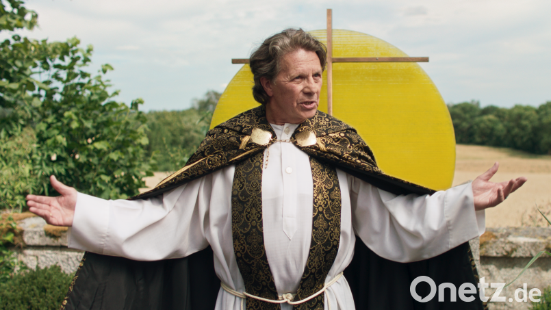 Der Tirschenreuther Florian Winklmüller kommt im Film &quot;Hundslinger Hochzeit&quot; gleich am Anfang als Dorfpfarrer bei der Beerdigung von Wirtin Rosi groß raus. Bild: Stonewood-Film e.V./exb
