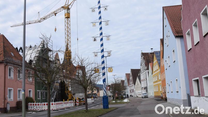 Viele Perspektiven haben die Mitglieder der Lenkungsgruppen aus der Bürgerschaft zusammengetragen, die für eine schöneres Hohenburg in den nächsten Jahren nach und nach angegangen werden sollen. Die beiden Stadtplaner Emil und Christina Lehner haben jetzt die Ergebnisse der Bevölkerung vorgestellt. Bild: bö