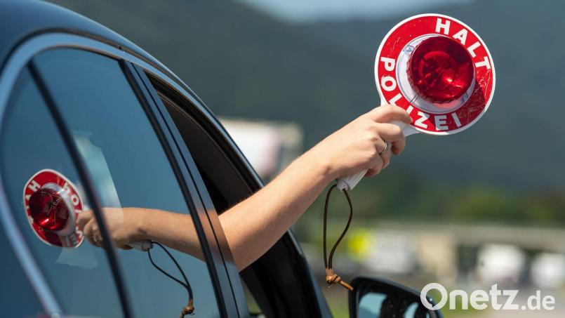 Amberger Schleierfahnder unterbanden auf der A6 bei Illschwang die Weiterfahrt eines 38-jährigen Autofahrers. Symbolbild: Peter Kneffel/dpa