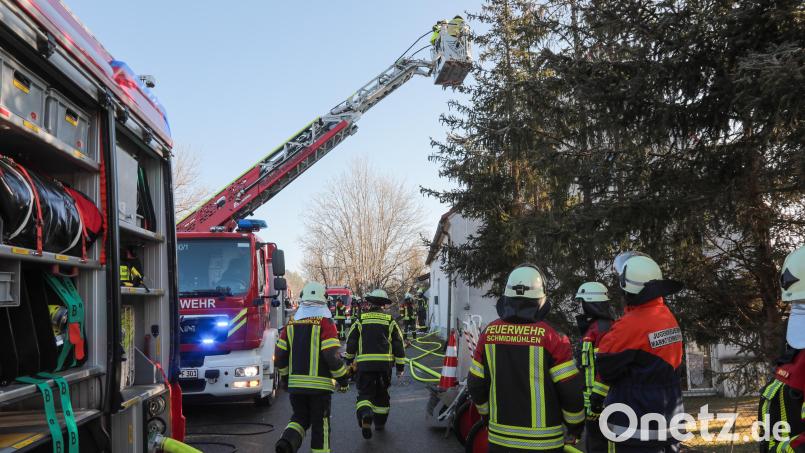 Die Nachlöscharbeiten zogen sich länger hin, weil das Feuer im Holzboden des Hauses weiterschwelte. Bild: Wolfgang Steinbacher