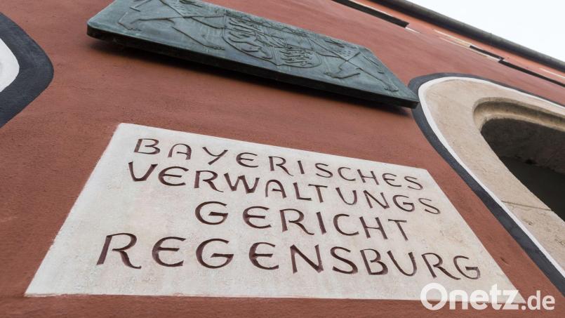 Das Verwaltungsgericht in Regensburg entscheidet über die Klage von Betreibern gegen die Schließung ihres Wirtshauses. Bild: Armin Weigel/dpa/Archivbild