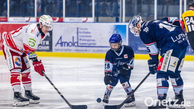 Die Puck- und Fahnenkinder aus dem Kader des 1. EV Weiden benötigen für die Spiele der Blue Devils Weiden keine Eintrittskarten. Bild: Tobias Neubert