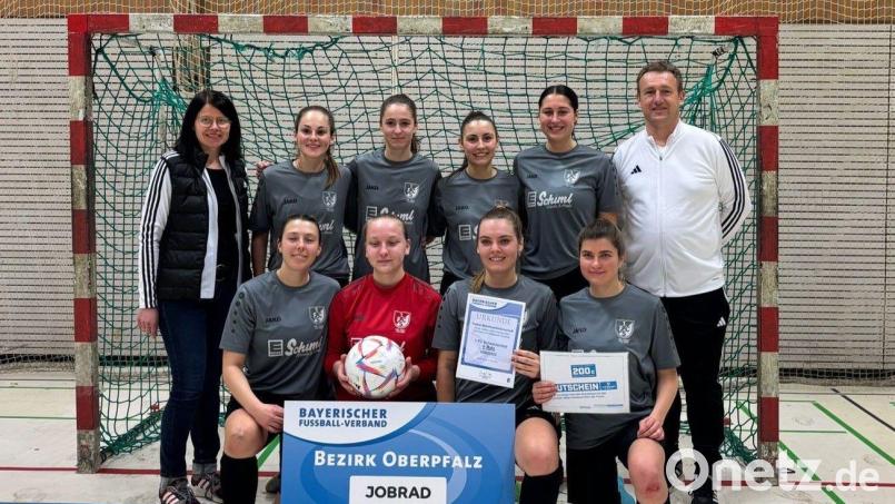 Die Fußballerinnen des 1. FC Schwarzenfeld sicherten sich den Titel des Futsal-Bezirksmeisters. Bild: Kerstin Costa/exb