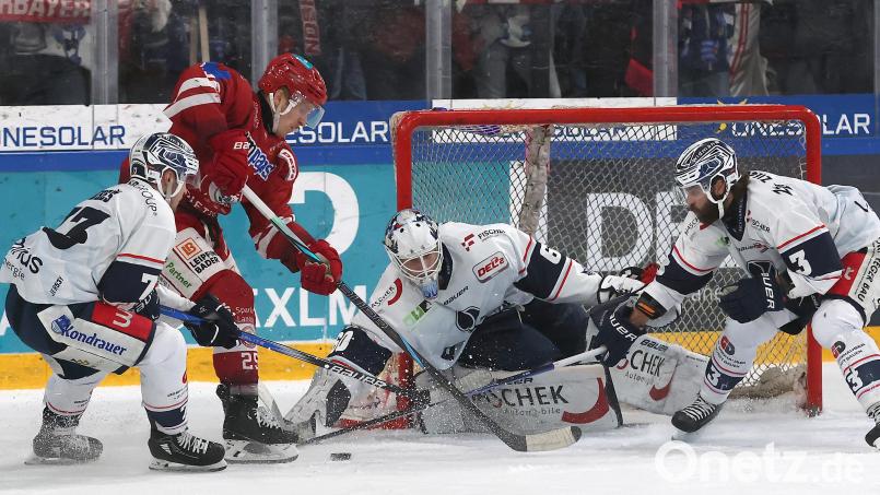 Der Fels in der Brandung: Felix Noack (Zweiter von rechts) war am Sonntagabend im Tor der Blue Devils Weiden kaum zu bezwingen. Mit tollen Paraden rettete der 20-Jährige den 3:2-Sieg beim EV Landshut. Bild: Christine Vincon