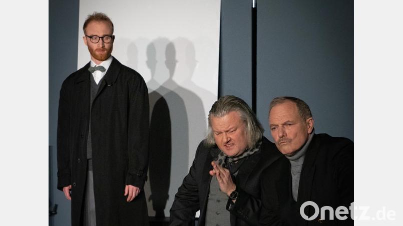 Was ist Kunst? Henning Kallweit, Jens Ulrich Seffen und Alexander Kuchar (von links) streiten erbittert über ein Gemälde. Bild: Landestheater Oberpfalz/exb