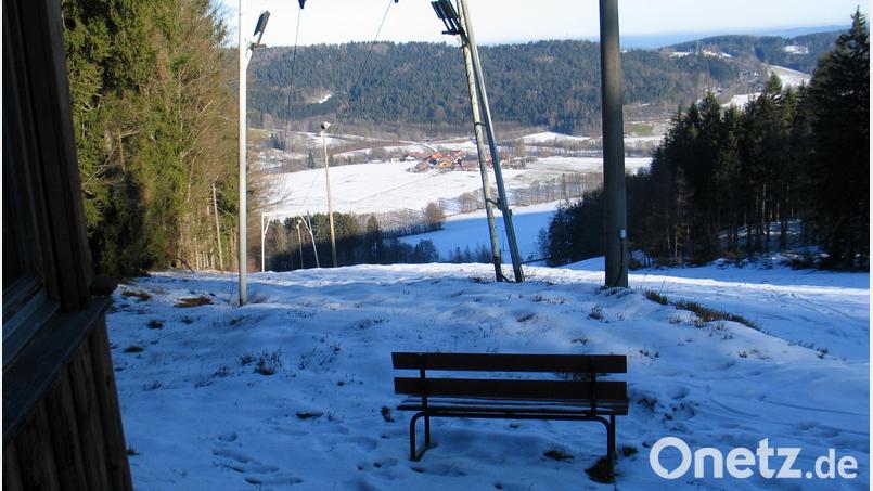 Eine Sitzbank bei der Bergstation lädt Wanderer ein, einen Blick in das Punreuther Becken zu werfen. Bild: bkr