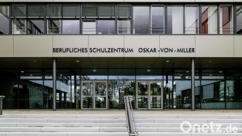 In das Berufliche Schulzentrum Schwandorf investiert der Landkreis in diesem Jahr erneut 4 Millionen Euro. Bild: Hösamer