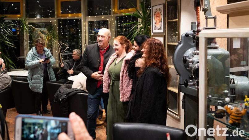 Seit dem 16. Januar ist Christina Baumer mit ihrem Film &quot;Hundslinger Hochzeit&quot; auf Kinotour. Am Freitag machten sie und ihr Team Halt im Neue Welt Kinocenter in Weiden. Bild: knz