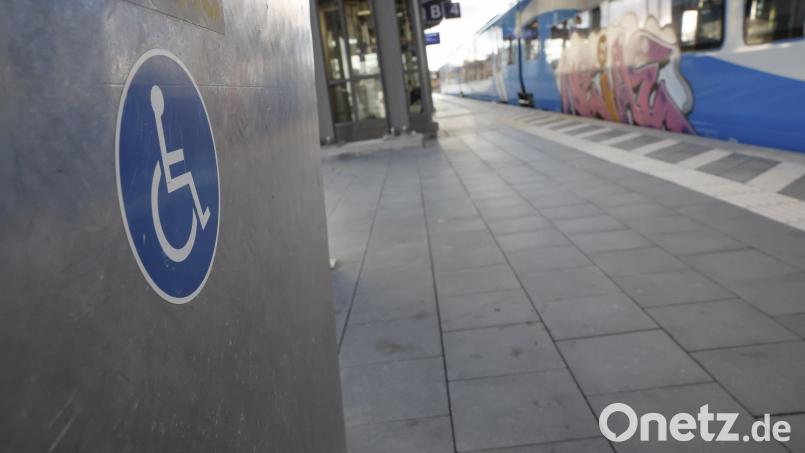 Bundespolizisten trafen am Hauptbahnhof Regensburg auf einen betrunkenen Rollstuhlfahrer. Symbolbild: Daniel Löb/dpa