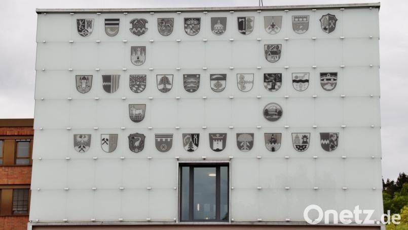 An der Fassade des Schwandorfer Landratsamts sind die Wappen des Landkreises und der 33 Kommunen angebracht. Archivbild: td