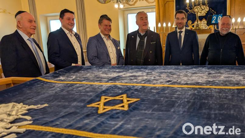 Der Vorstand der jüdischen Gemeinde Weiden, Leonid Shaulov,(von links), zeigt den Besuchern Stephan Gollwitzer, Benjamin Zeitler, dem Antisemitismusbeauftragten des Freistaats Bayern, Ludwig Spaenle, Stephan Oetzinger und Pfarrer Alfons Forster den Gebetsraum der Gemeinde. Bild: Wolfgang Würth