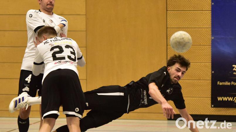 Moritz Müller (schwarzes Trikot) traf sieben Mal für die HSG, dennoch reichte es gegen Forchheim nicht zum Sieg. Bild: ham